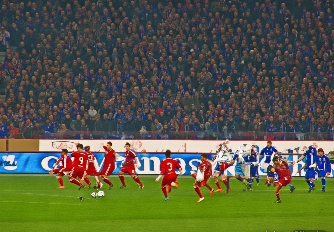 2010德甲巅峰对决：沙尔克04 vs 拜仁慕尼黑经典回顾(图1)